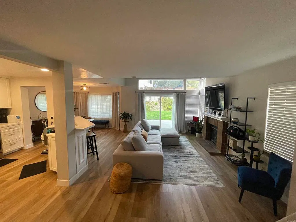 3 bed, 2.5 bath, 1401 sqft, $4,699 — Photo 2