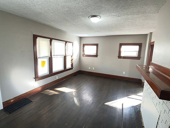 3rd image of 106 E Maplewood Ave