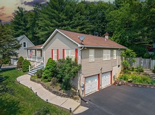 2305 Woodcrest Dr, East Stroudsburg, PA 18302