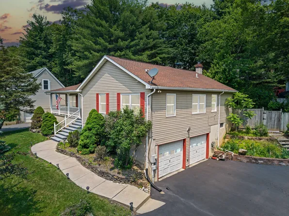 2305 Woodcrest Dr, East Stroudsburg, PA 18302