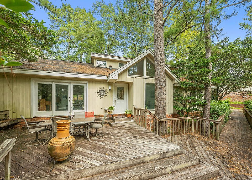1st image of 10 Stonewood Ct