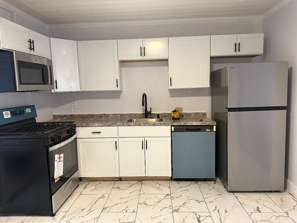 34 Seminary Ave #4