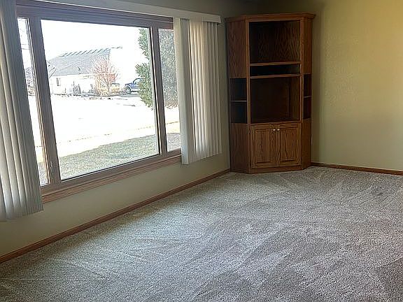 3rd image of 912 Heather Ln