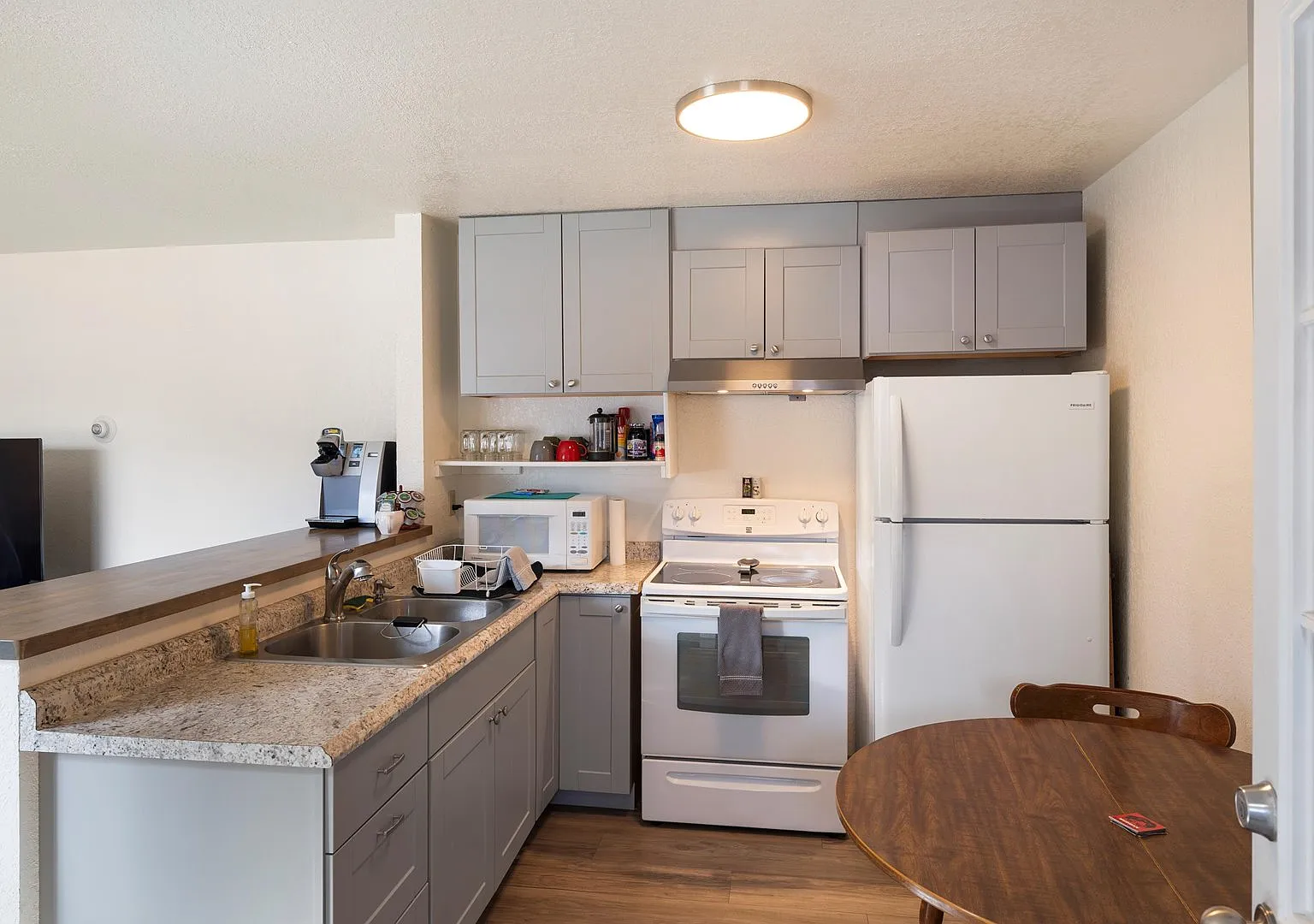 1 bed, 428 sqft, $1,300 — Photo 4