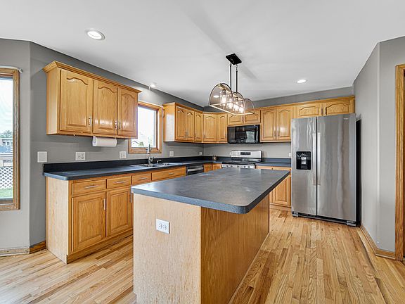 4th image of 683 Sandburg Dr