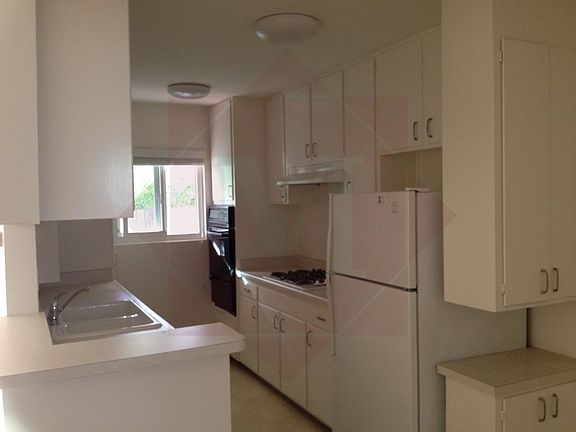 4th image of 1429 De La Vina St APT 3