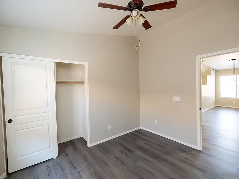 2541 E Silversmith Trl — Photo 17