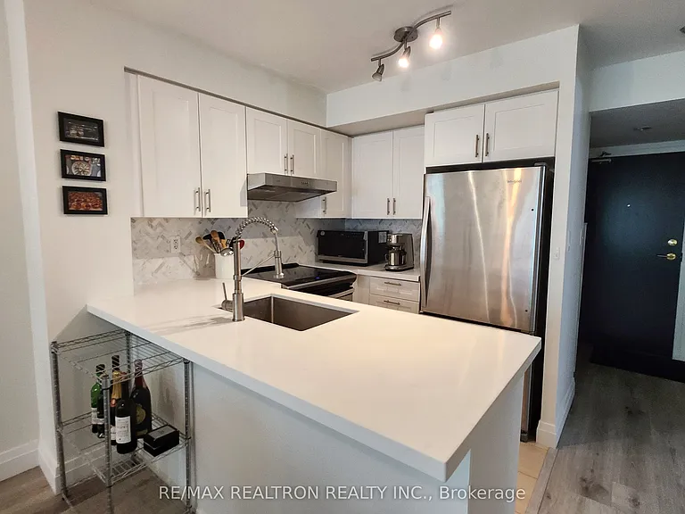 230 King St E #511 — Photo 8