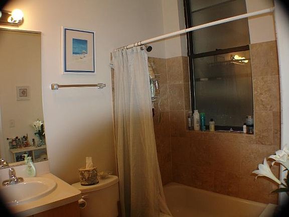 5th image of 1254 N Greenview Ave #2F