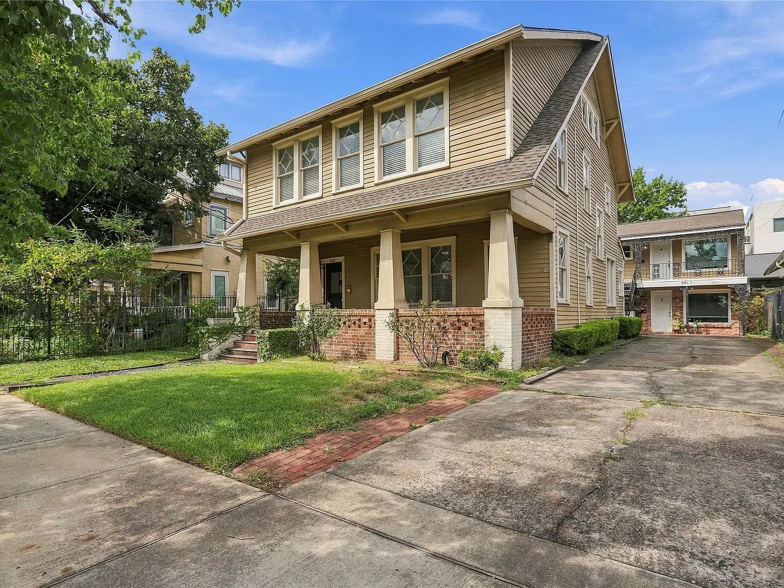 3 bed, 2.0 bath, 2576 sqft, $2,795 — Photo 1
