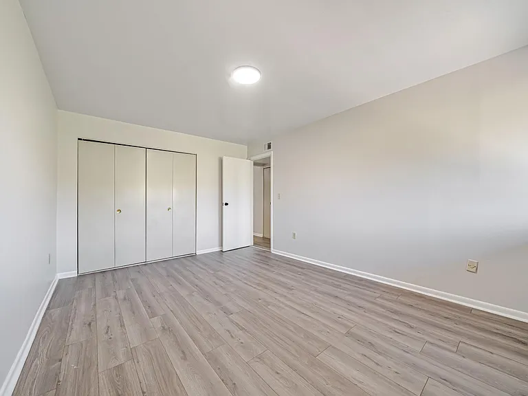 Brooklane Manor Apartments — Photo 54