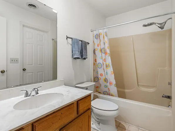 1713 Harbor Point Dr APT B, Champaign, IL 61821