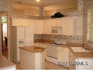 2nd image of 6 Lakebluff Dr