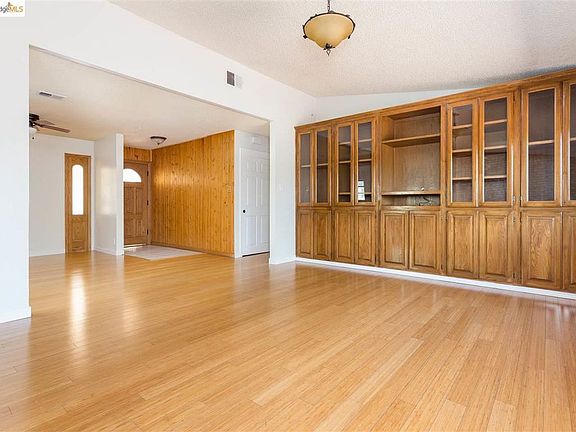 4th image of 2112 Lopez Dr