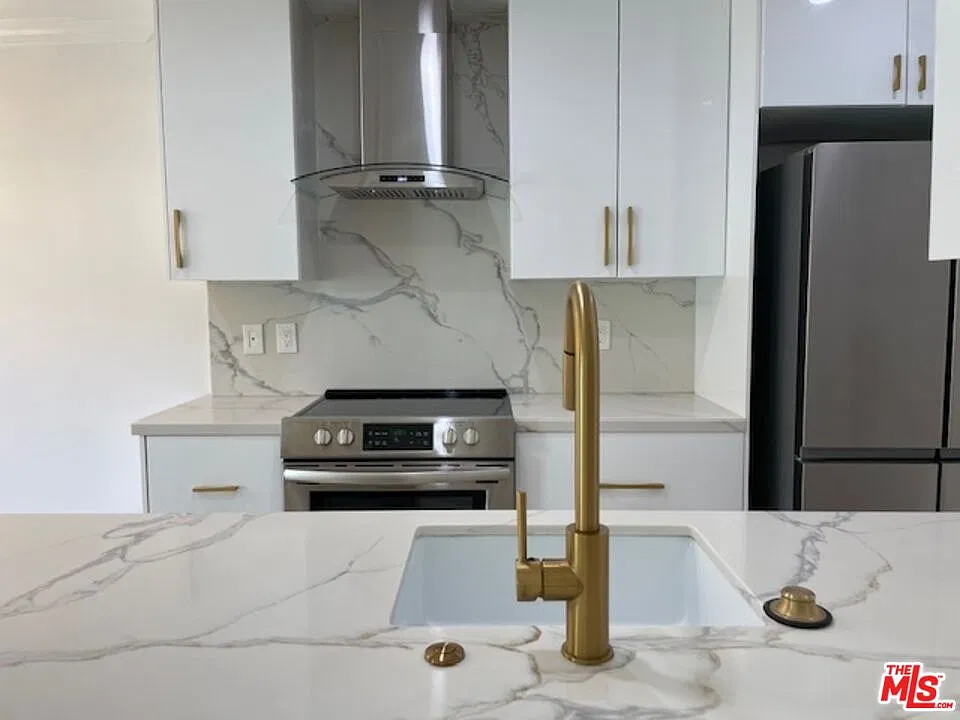 2 bed, 2.0 bath, 917 sqft, $3,995 — Photo 2