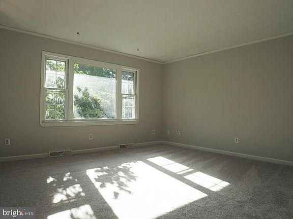 3rd image of 721 Scott Dr