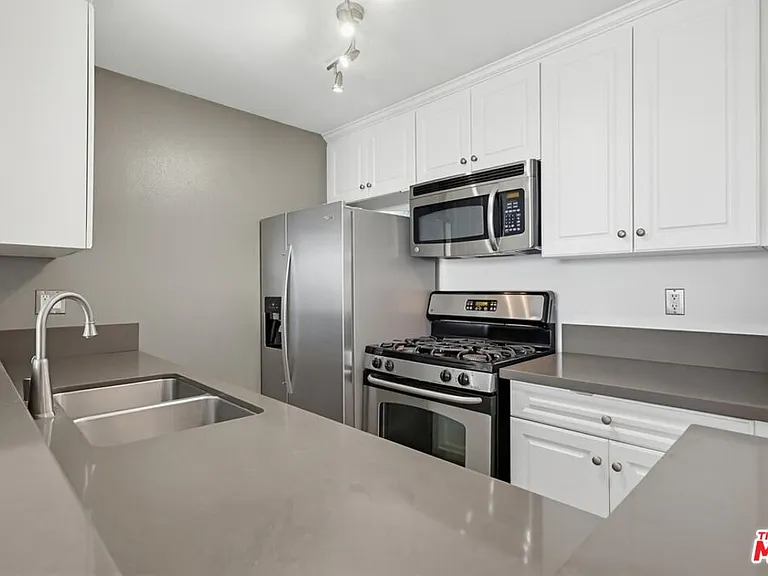 7320 Hawthorn Ave #203 — Photo 13