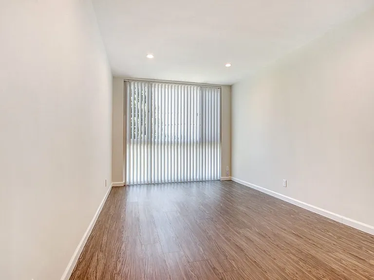 Woodman Apartments — Photo 59