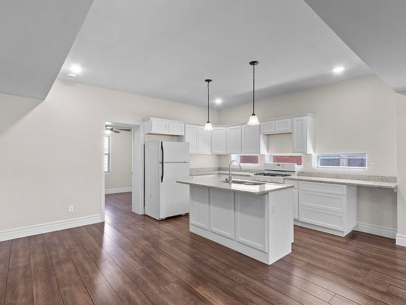2nd image of 1906 E Yandell Dr APT 1