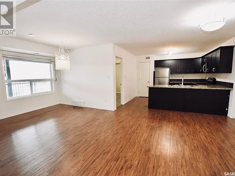 125 Willis Cres — Photo 3
