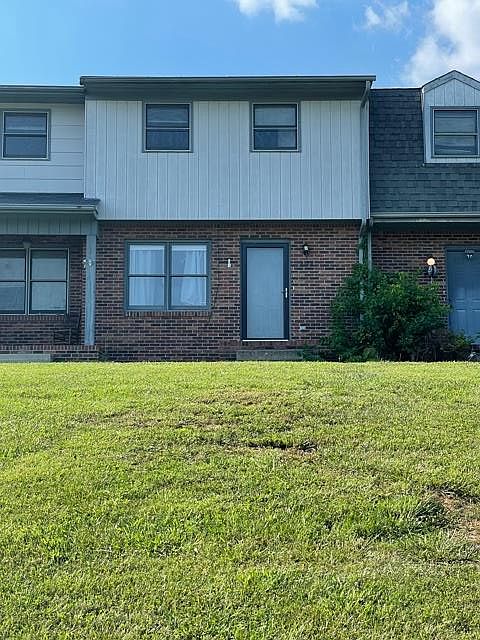 1st image of 107-107 Oakcrest Cir APT 202
