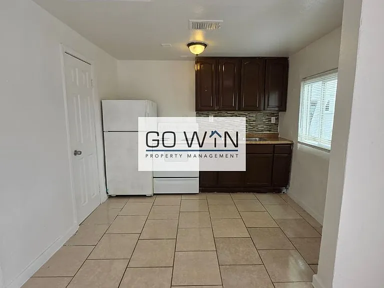 2440 E Monroe St — Photo 2