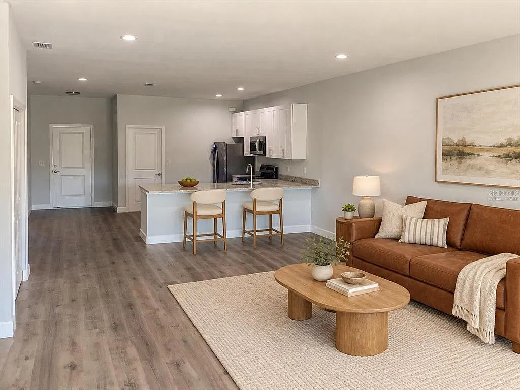 3 bed, 2.0 bath, 1379 sqft, $1,697 — Photo 3