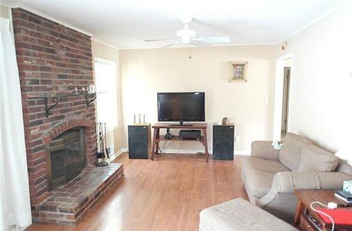 4th image of 8921 Robinson Dr