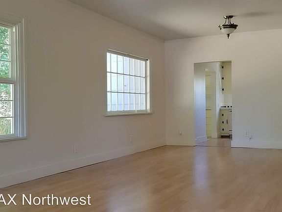 3rd image of 915 Olympia Ave NE