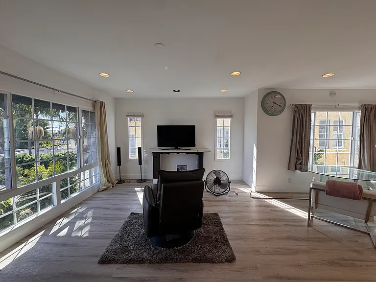 1339 S Mansfield Ave — Photo 5