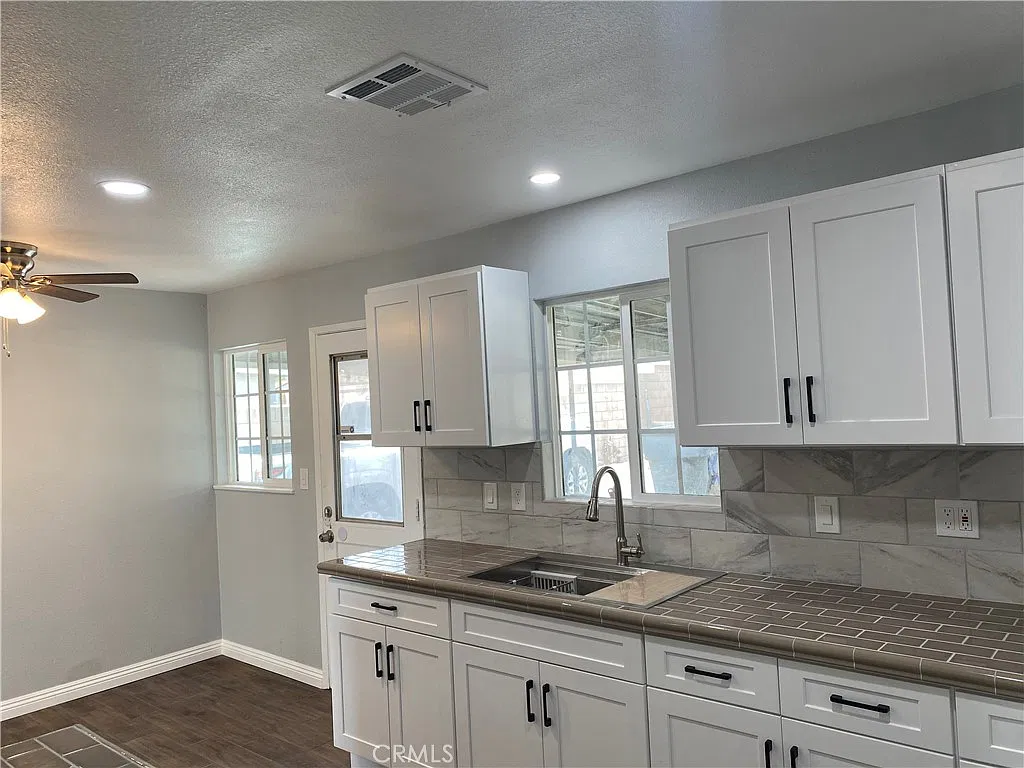 3 bed, 1400 sqft, $3,000 — Photo 2