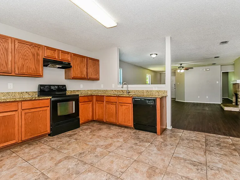 3808 Kenzie Ct — Photo 8