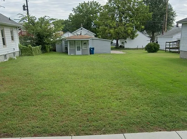 789 Rice St, Wood River, IL 62095