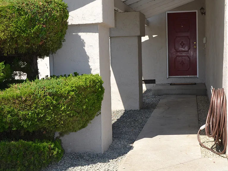 2825 Zinnia Ct — Photo 3