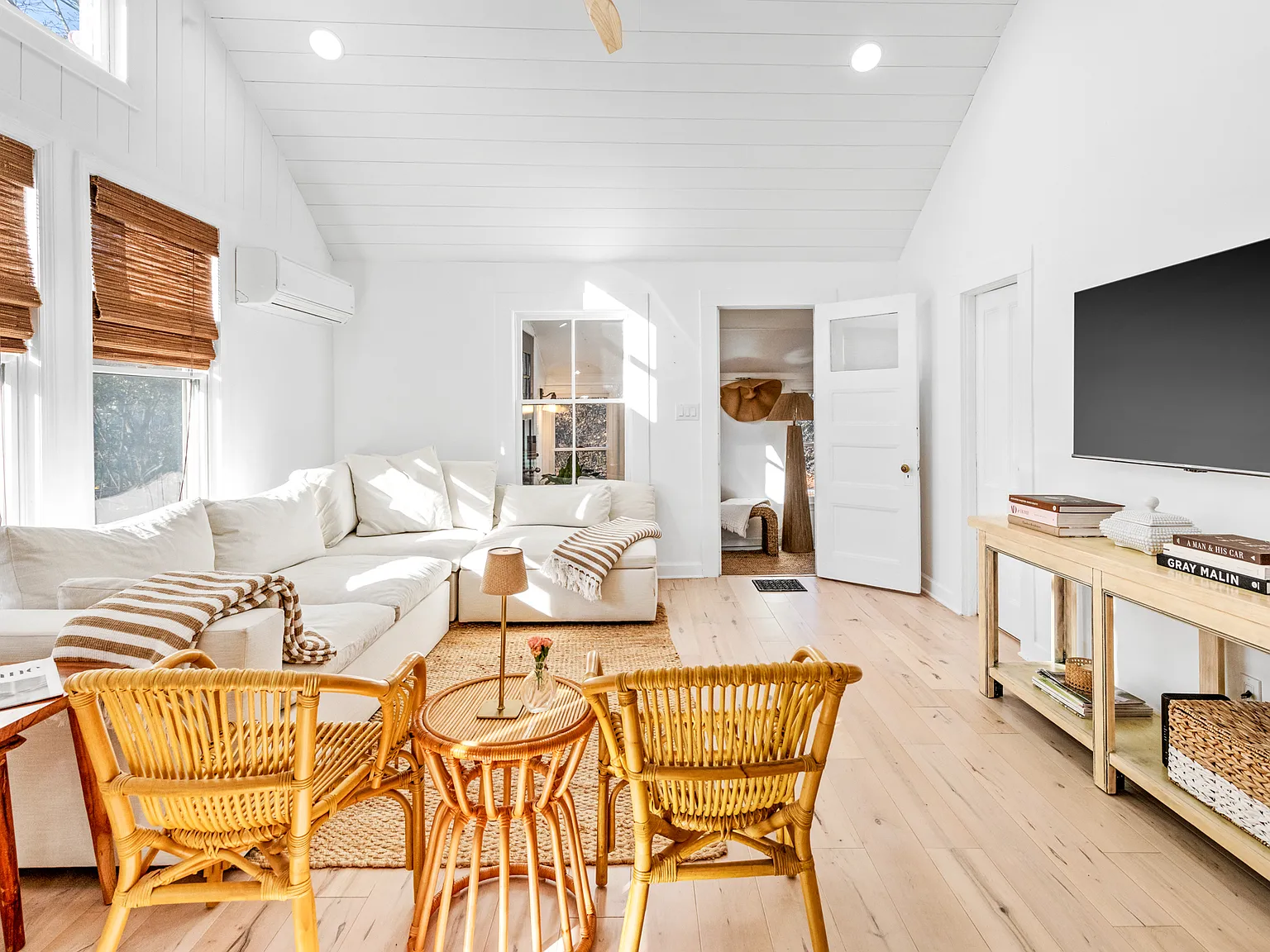 Timeless Charm and Modern Comfort in Southampton Village — Photo 4