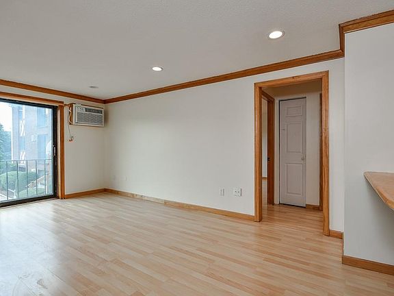 2nd image of 139 King St APT 201