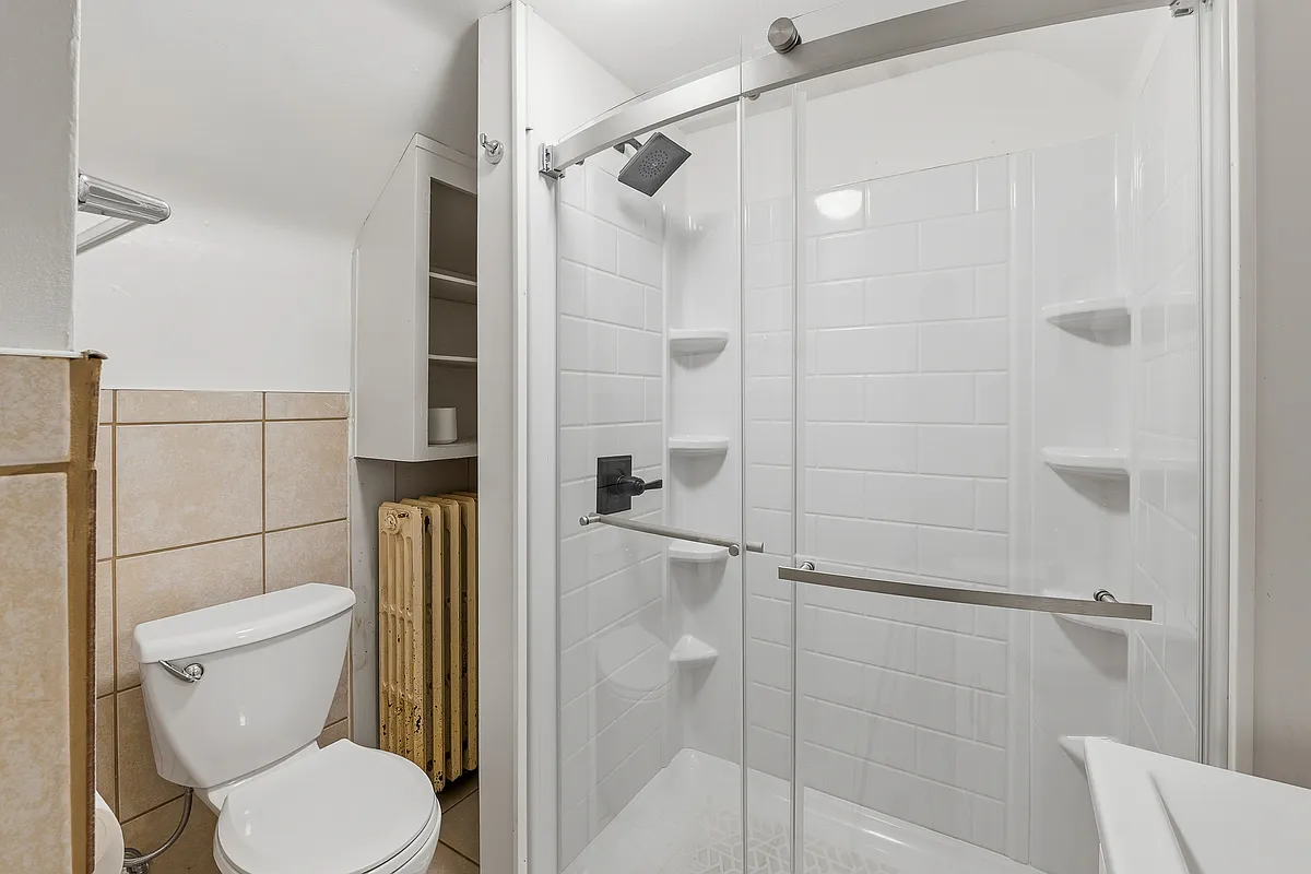 Building Photo - 418 S Spring St #1/2