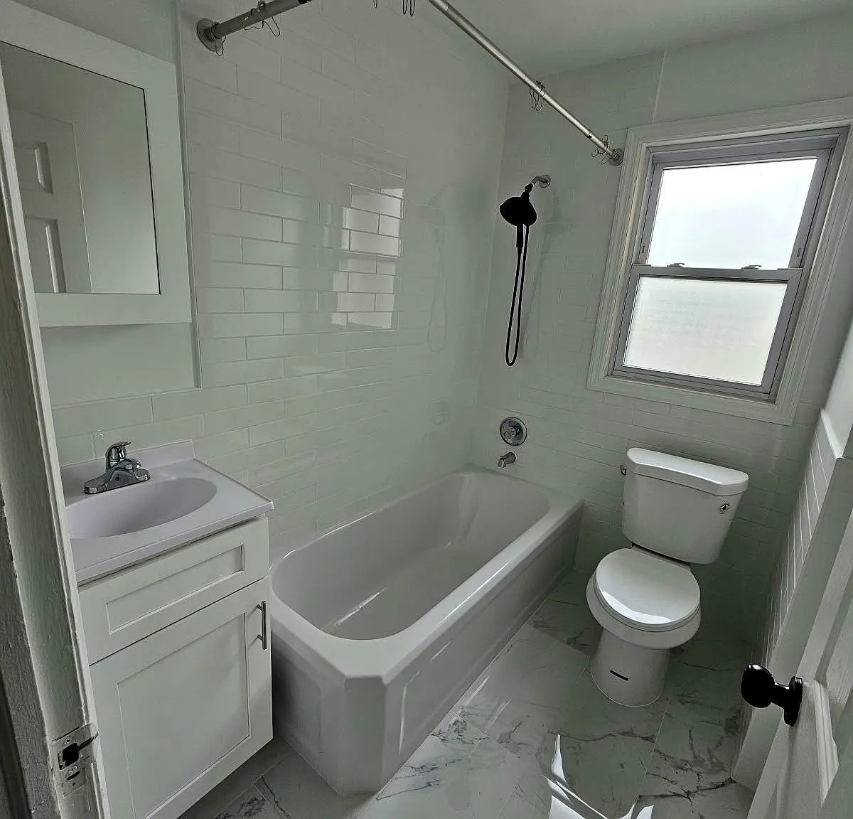 Fully Renovated 2BR in Laurelton, Minutes to JFK: Sunrise and Sunset Views — Photo 3