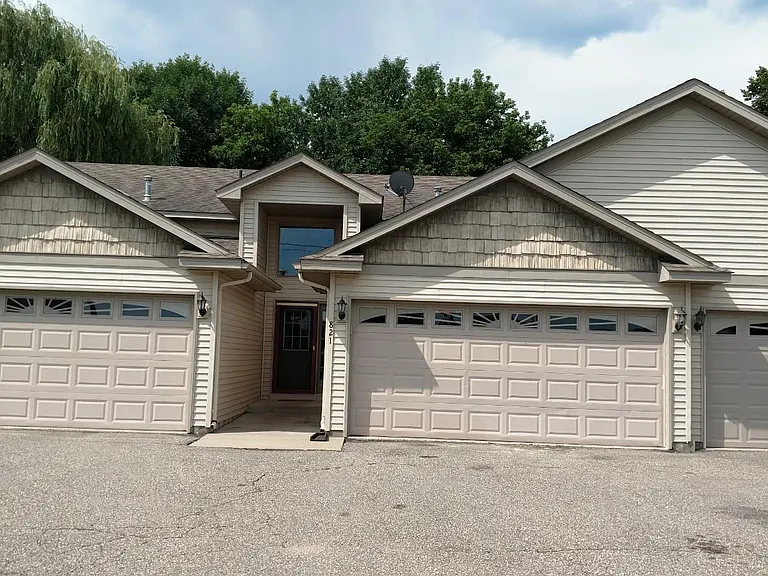 821 Creekside Cir — Photo 2