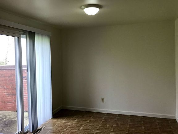 3rd image of 523 Plaza Dr