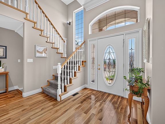 2nd image of 975 Regent Cres