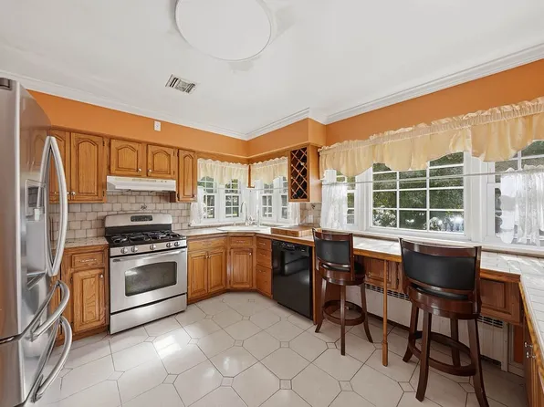 1142 Bay 25th St, Far Rockaway, NY 11691