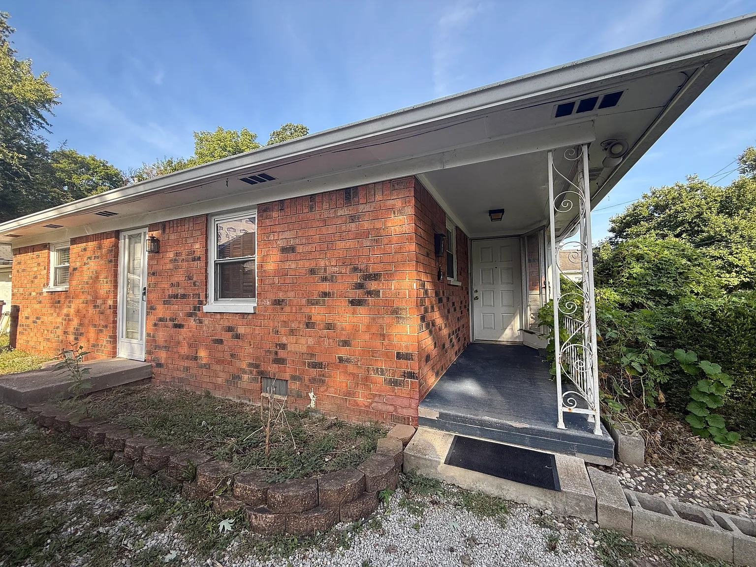 2 bed, $900 — Photo 1