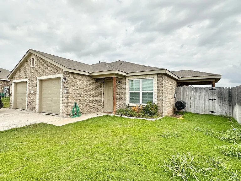 906 Childress Dr — Photo 1