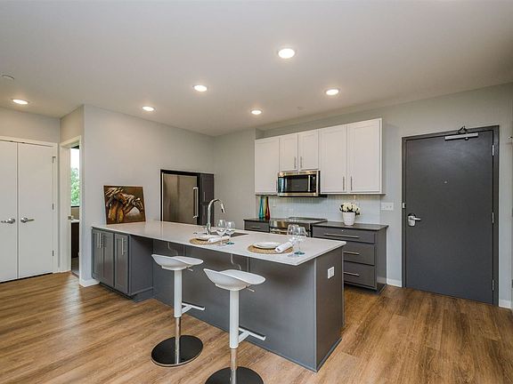 5th image of 1300 Melrose Ave APT 301