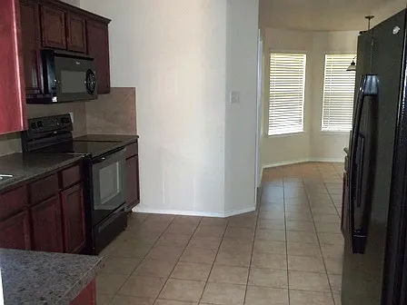 4 bed, 2.5 bath, 2129 sqft, $1,895 — Photo 2