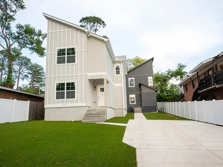 2111 Owens St — Photo 8