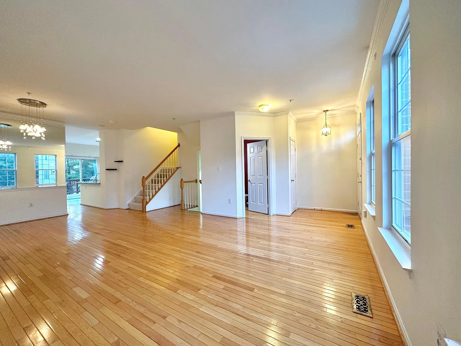 3 bed, 2574 sqft, $3,100 — Photo 4