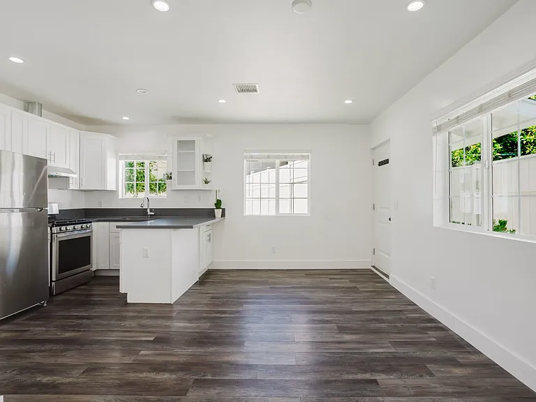 13521 Hamlin St — Photo 8