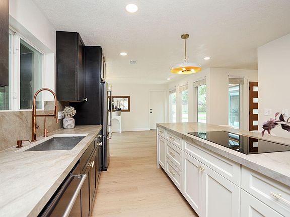 5th image of 1315 Warwickshire Dr